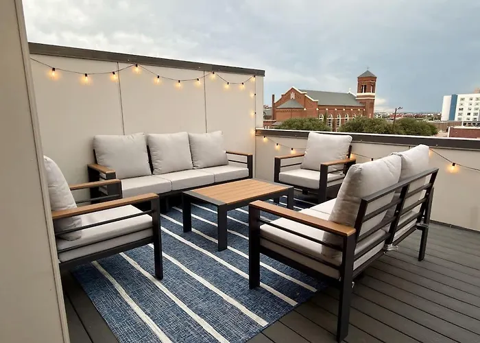 New Lux Townhome Off Magnolia Rooftop Patio Holiday home *