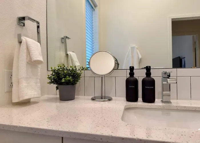 New Lux Townhome Off Magnolia Rooftop Patio *
