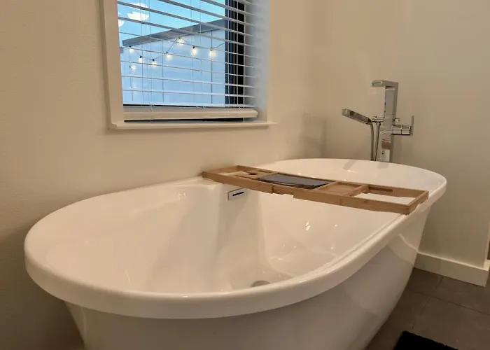 New Lux Townhome Off Magnolia Rooftop Patio *