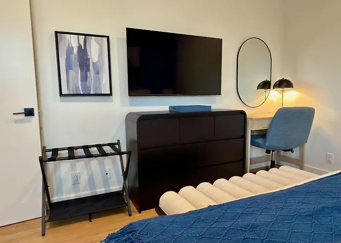 New Lux Townhome Off Magnolia Rooftop Patio Holiday home