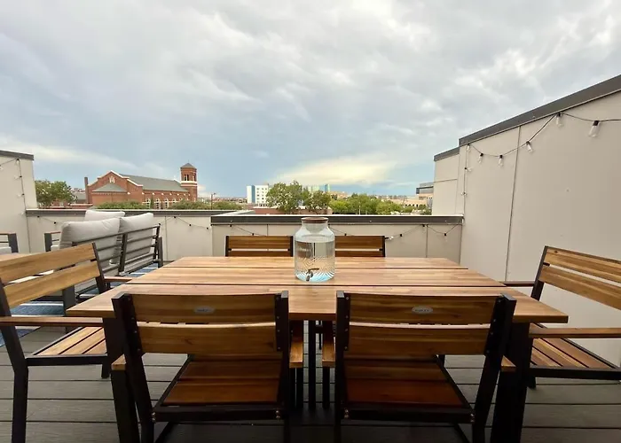 New Lux Townhome Off Magnolia Rooftop Patio